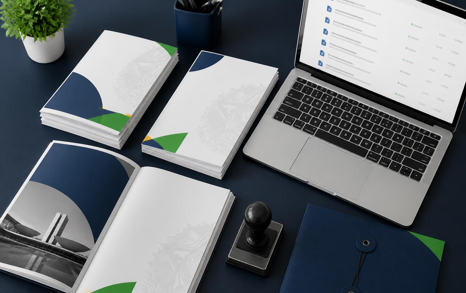 Mesa de trabalho com documentos oficiais do governo e notebook